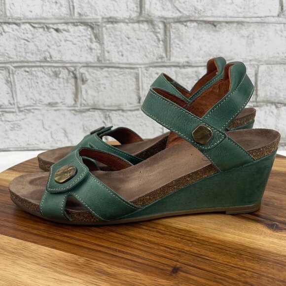 Taos Charade 5574 Womens 9/40 Green Gold Leather Hook & Loop Wedge Sandals - Picture 2 of 13